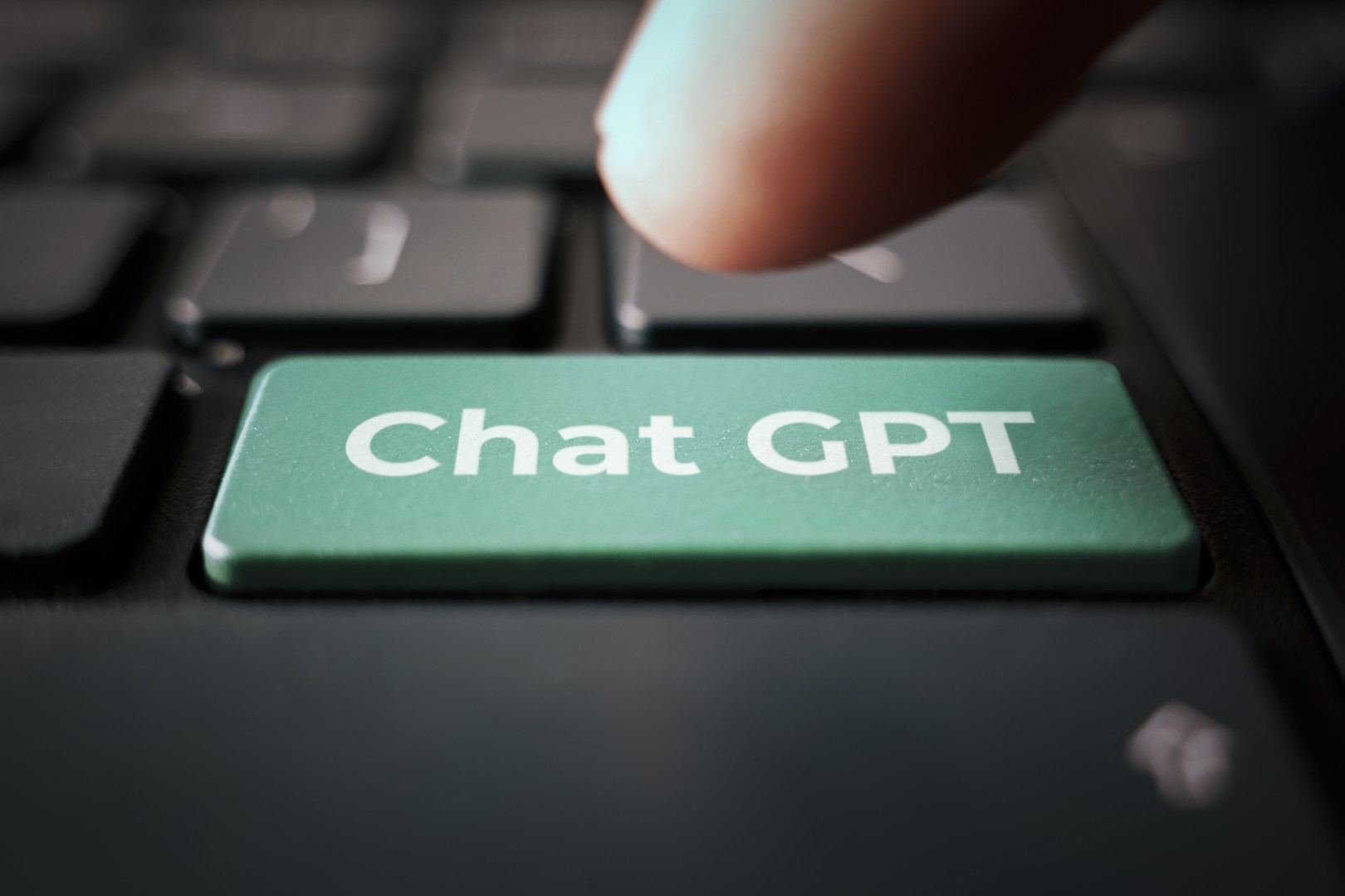 Utilisateurs déçus par GPT-5 montrant leurs critiques négatives sur écran